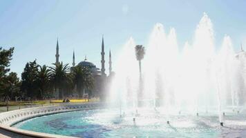 Istanbul turkiye - - 30.3.2023 Besuch Istanbul Hintergrund Video. Brunnen und Sultanahmet oder Blau Moschee. video