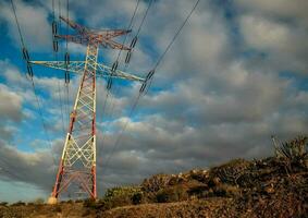 un electricidad torre con nubes en el antecedentes foto