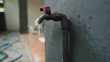 fluido agua en sucio grifo tubo, al aire libre saneamiento sistema para local casa ese utilizar jardín. video