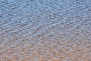 pequeño ondas en el lago foto