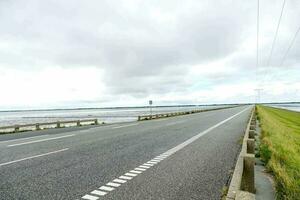 un largo vacío la carretera foto