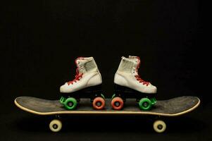 dos pares de rodillo patines en parte superior de un patineta foto