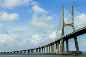 el puente tramos terminado el agua y tiene un grande cable foto