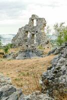 el restos de un antiguo castillo en el montañas foto