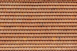 un cerca arriba de un rojo techo con muchos diferente losas foto