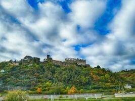 restos de Rheinfels castillo, en el rin río foto