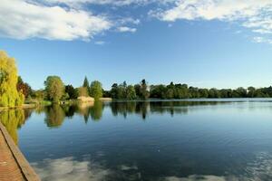 un ver de ellesmere lago en el temprano Mañana con reflexión foto