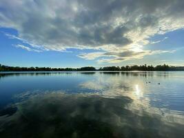 un ver de ellesmere lago en el temprano Mañana foto