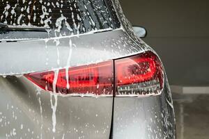 coche limpieza y Lavado con espuma jabón foto