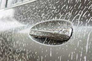 coche limpieza y Lavado con espuma jabón foto