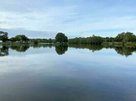 una vista del lago alderford cerca de whitchurch foto