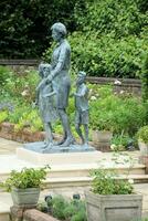 Londres en el Reino Unido en 10 julio 2021. un ver de Kensington palacio jardines demostración el estatua de Diana foto