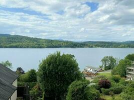 un ver de lago Windermere en un nublado día foto