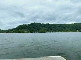 un ver de lago Windermere en un nublado día foto