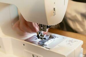 detalle de un de coser máquina, para reparar trabajar, personalización, creación, reciclado foto