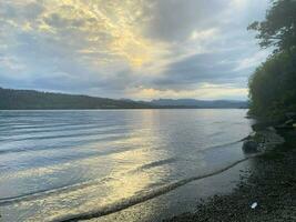 un ver de lago Windermere en un nublado día foto