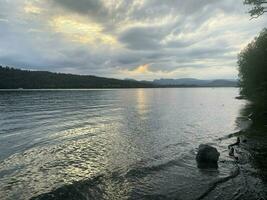 un ver de lago Windermere en un nublado día foto