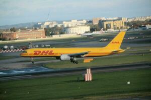 Londres en el Reino Unido en 5 5 noviembre 2023. un avión viniendo en a tierra a de londres Heathrow aeropuerto foto