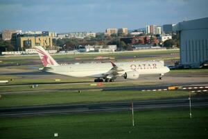 Londres en el Reino Unido en 5 5 noviembre 2023. un aeronave en el pista a de londres Heathrow aeropuerto foto