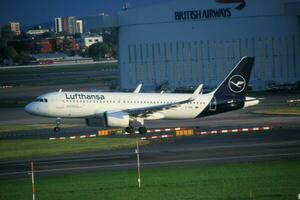 Londres en el Reino Unido en 5 5 noviembre 2023. un avión viniendo en a tierra a de londres Heathrow aeropuerto foto