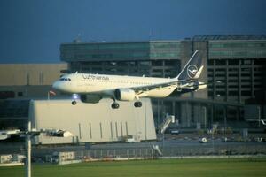 Londres en el Reino Unido en 5 5 noviembre 2023. un avión viniendo en a tierra a de londres Heathrow aeropuerto foto