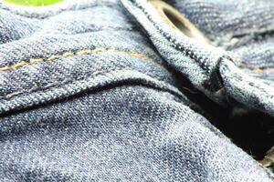 de cerca de azul pantalones y mezclilla detalles. foto