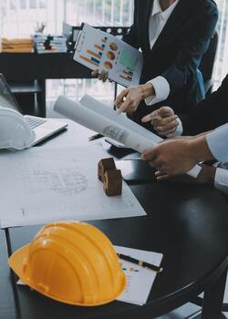 concepto de construcción y estructura de reunión de ingenieros o arquitectos para el proyecto que trabaja con socios y herramientas de ingeniería en la construcción de modelos y planos en el lugar de trabajo, contrato para ambas empresas. foto