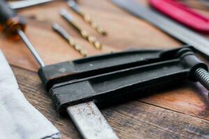colección de carpintería herramientas en un de madera antecedentes. foto