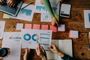 lluvia de ideas colaboración y exitoso camaradería análisis por joven negocio asiático personas trabajando en un oficina espacio de trabajo foto