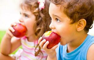 contento niños comiendo manzana foto