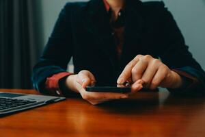 corporativo comunicación. asiático mujer de negocios hablando en móvil teléfono trabajando en ordenador portátil en moderno oficina. gratis espacio foto