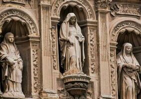 estatuas de el santo trinidad en el fachada de un edificio foto