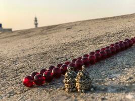 un rojo talón en el suelo siguiente a un torre foto