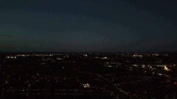 iluminado carreteras y tráfico a noche terminado lutón ciudad de Inglaterra video