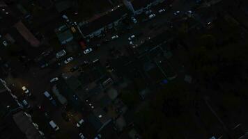iluminado estradas e tráfego às noite sobre luton cidade do Inglaterra video