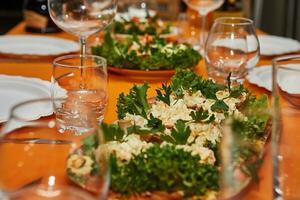 elegante mesa ajuste con anteojos, platos, y manjares para nuevo años celebracion foto