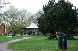 Wardown público parque de lutón pueblo de Inglaterra durante frío y soleado día de abril 7, 2023 foto