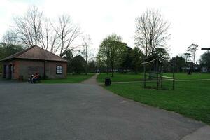 Wardown público parque de lutón pueblo de Inglaterra durante frío y soleado día de abril 7, 2023 foto