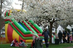 Wardown público parque de lutón pueblo de Inglaterra durante frío y soleado día de abril 7, 2023 foto