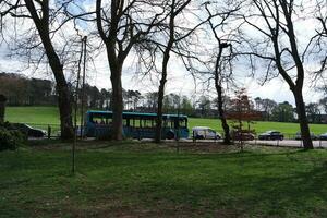 Wardown público parque de lutón pueblo de Inglaterra durante frío y soleado día de abril 7, 2023 foto