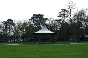 Wardown público parque de lutón pueblo de Inglaterra durante frío y soleado día de abril 7, 2023 foto