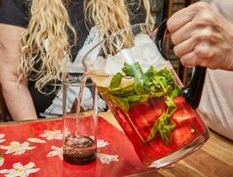 refrescante sandía y menta bebida en lanzador con hielo y vaso foto