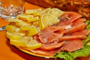 festivo nuevo año mesa ajuste con limón y salmón en plato foto