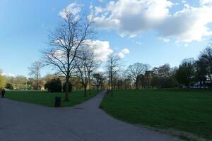 Wardown público parque de lutón pueblo de Inglaterra durante frío y soleado día de abril 7, 2023 foto