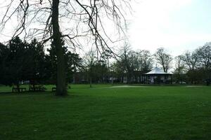 Wardown público parque de lutón pueblo de Inglaterra durante frío y soleado día de abril 7, 2023 foto