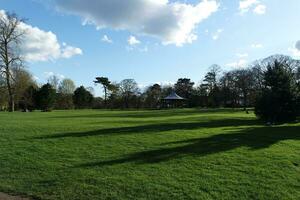 Wardown público parque de lutón pueblo de Inglaterra durante frío y soleado día de abril 7, 2023 foto