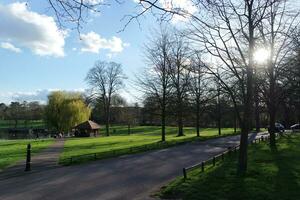 Wardown público parque de lutón pueblo de Inglaterra durante frío y soleado día de abril 7, 2023 foto