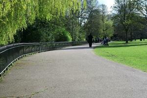 Wardown público parque de lutón pueblo de Inglaterra durante frío y soleado día de abril 7, 2023 foto