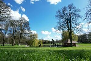 Wardown público parque de lutón pueblo de Inglaterra durante frío y soleado día de abril 7, 2023 foto