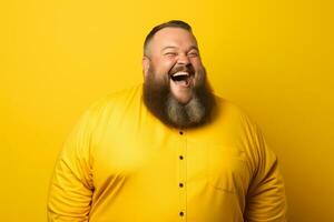 ai generado grasa barbado hombre en amarillo ropa sonriente en amarillo antecedentes foto